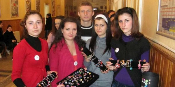 Expoziţie de bijuterii, la Colegiul Naţional Economic „Gheorghe Chiţu“
