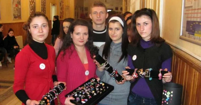 Expoziţie de bijuterii, la Colegiul Naţional Economic „Gheorghe Chiţu“
