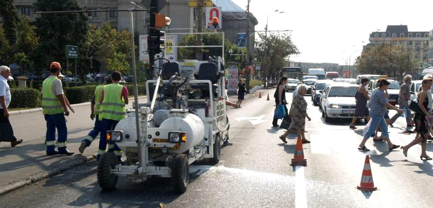 Muncitorii închiseseră banda pentru a face marcajele, dar au întârziat minute bune din cauza incidentului Foto: Alex Policală