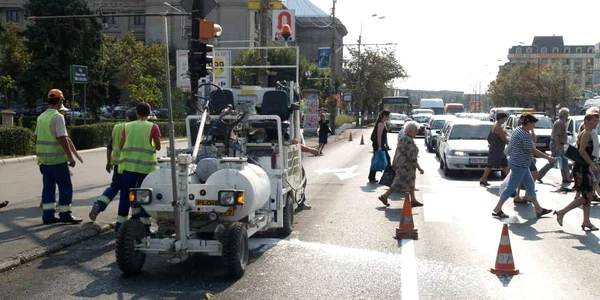 Muncitorii închiseseră banda pentru a face marcajele, dar au întârziat minute bune din cauza incidentului Foto: Alex Policală