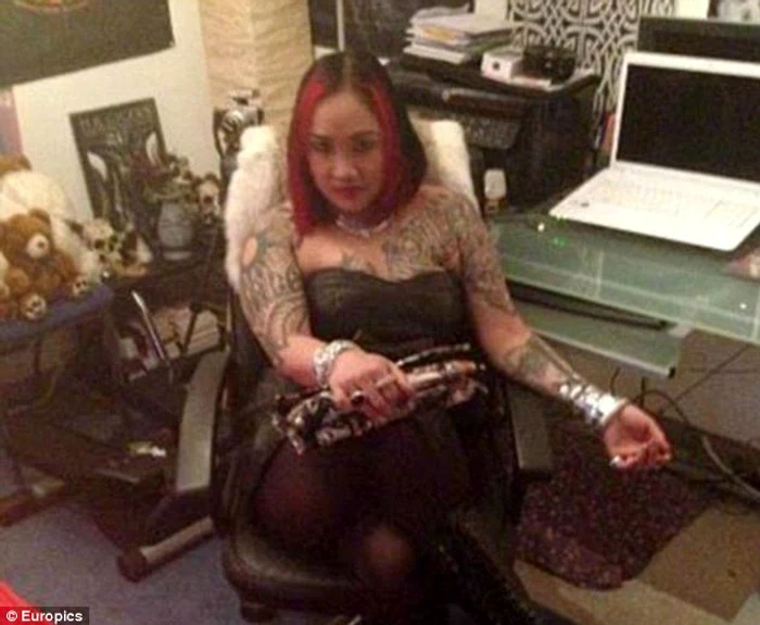 Asistenta satanistă s-a pozat lângă un bărbat mortFoto: Daily Mail