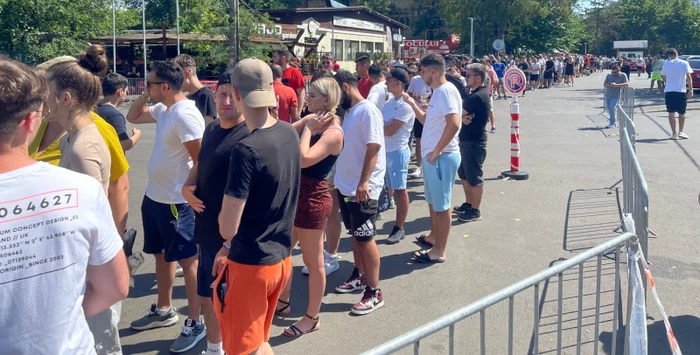 Fanii FCSB au format cozi imense la casele de bilete. Foto DigiSport