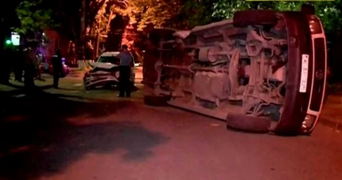 Microbuzul s-a răsturnat în intersecţia străzilor Mihai Eminescu cu Şciusev, după ce-a intrat într-o furgonetă Volkswagen Foto: Realitatea.md