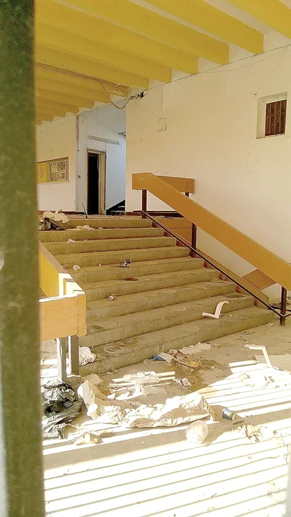 Treptele pe care odinioară pășeau reginele muzicii sunt acum pline de urină și de fecale