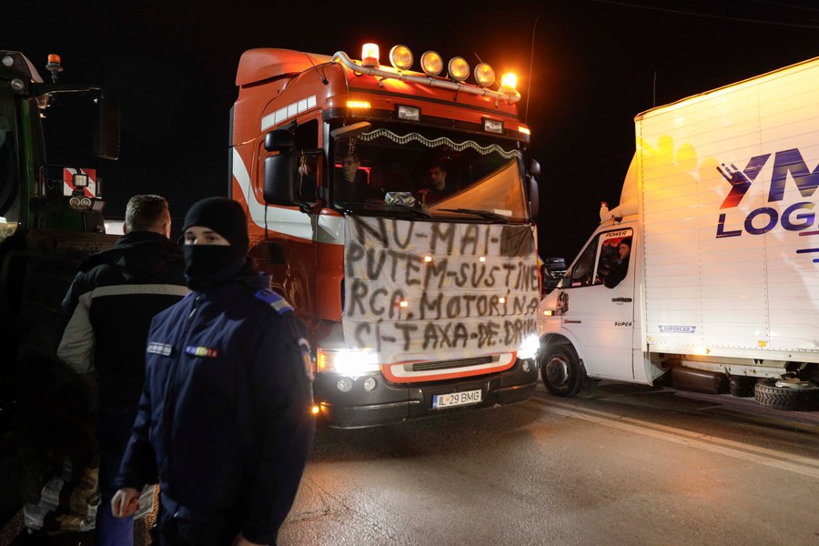 Transporatorii se întâlnesc cu premierul Marcel Ciolacu: Vor rambursarea „supraaccizei” la carburanți