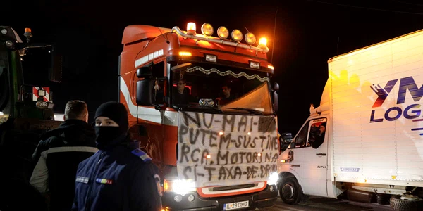 Fermieri și transportatori protestează prin restricţionarea circulației autovehiculelor pe prima bandă, pe ambele sensuri, în localitatea Afumaţi din județul Ilfov. FOTO Inquam Photos / George Călin