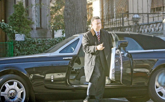 
    2016. Marius Locic  conduce un  Audi vechi cu  stopul spartFoto: Blitz  