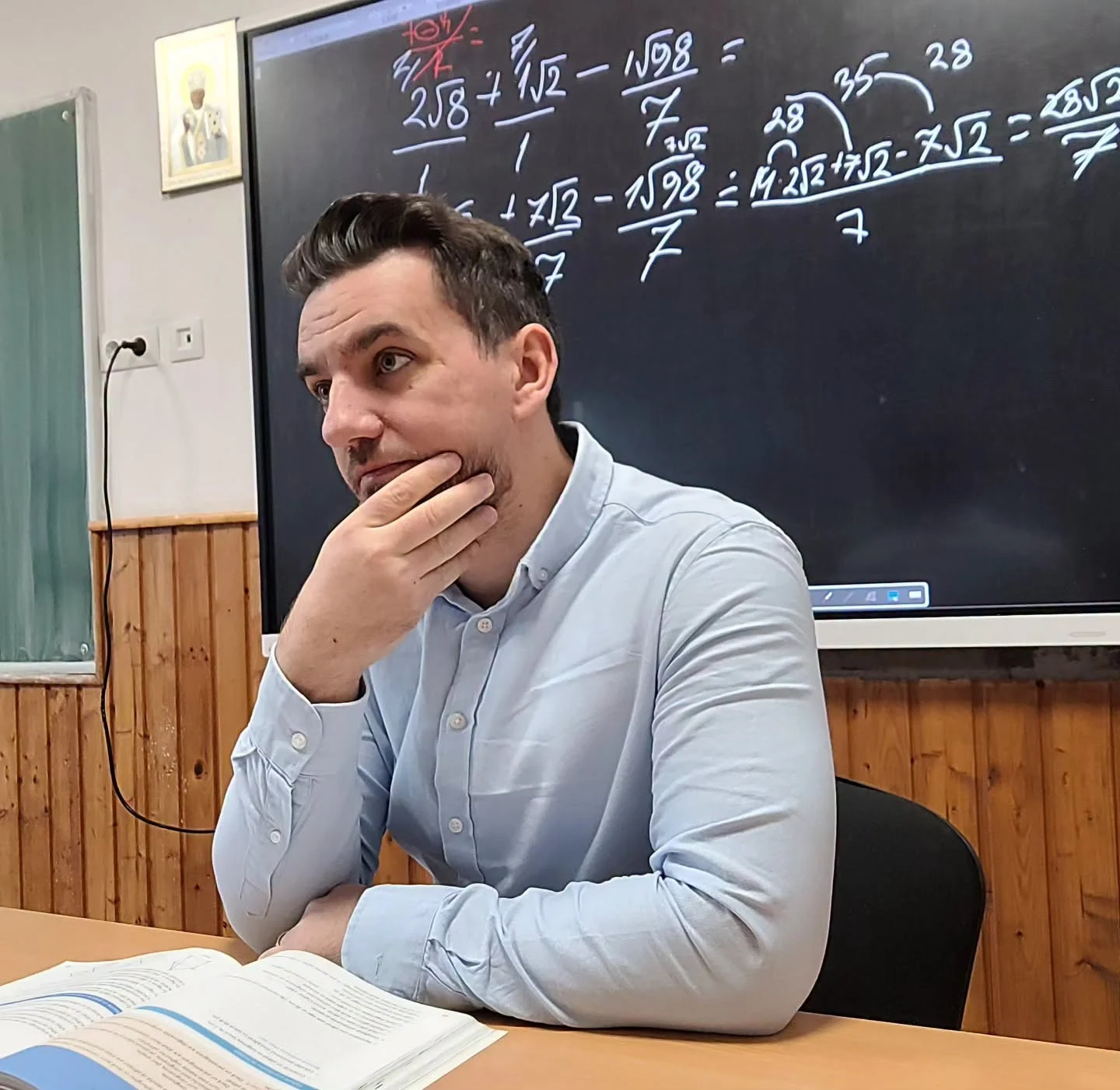 „Dacă iau BAC-ul, pot rămâne aici”. Mesajul unei eleve de la orfelinat care a emoționat un profesor de matematică