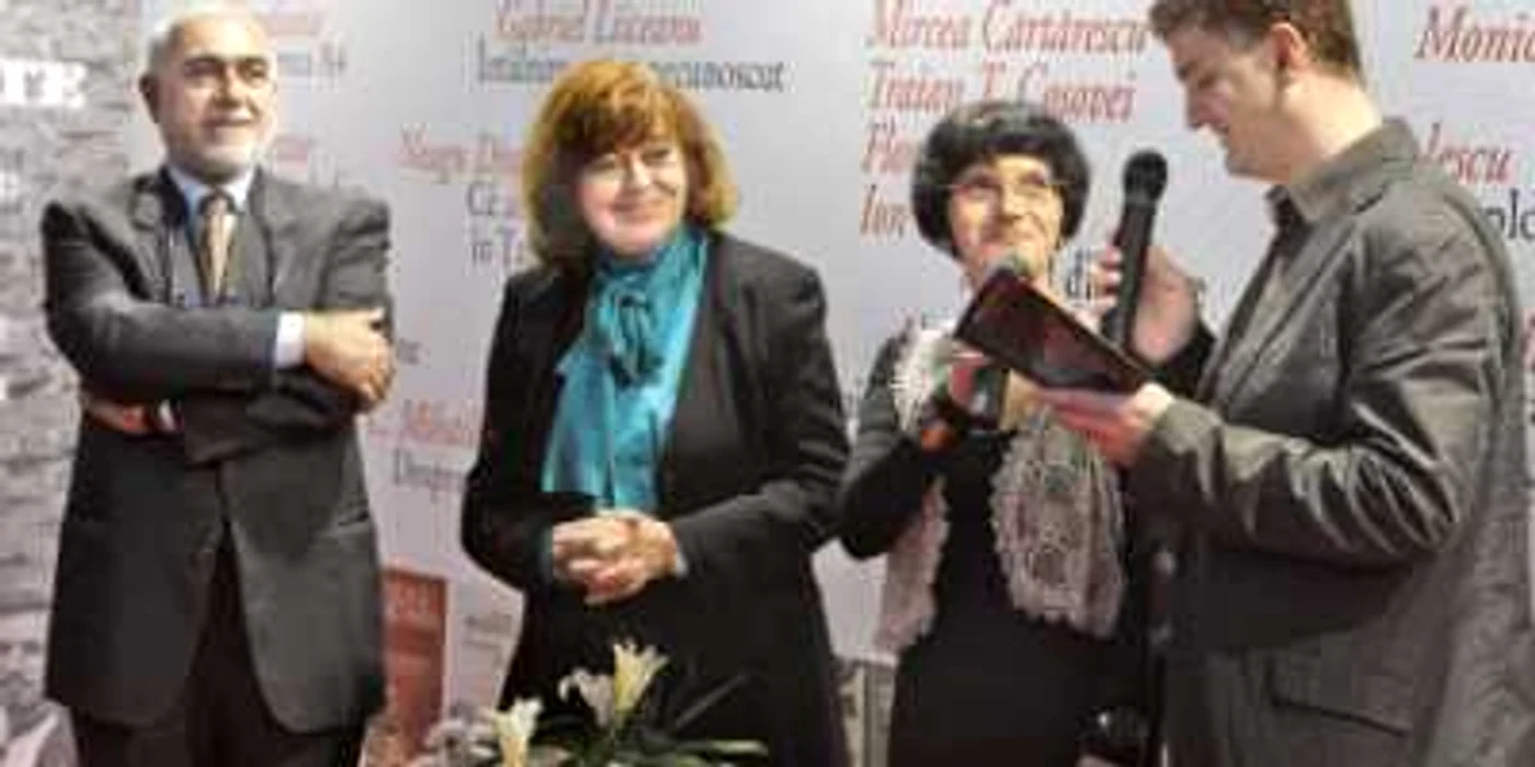 Bruno Mazzoni (stânga), Ana Blandiana, Ioana Pârvulescu și Daniel Cristea-Enache, la lansarea cărţii „Patria mea A4“ 
