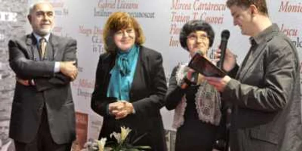 Bruno Mazzoni (stânga), Ana Blandiana, Ioana Pârvulescu și Daniel Cristea-Enache, la lansarea cărţii „Patria mea A4“ 