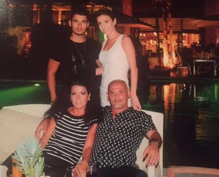 Anda şi soţul ei joacă la nunta fiului lor la toamnă