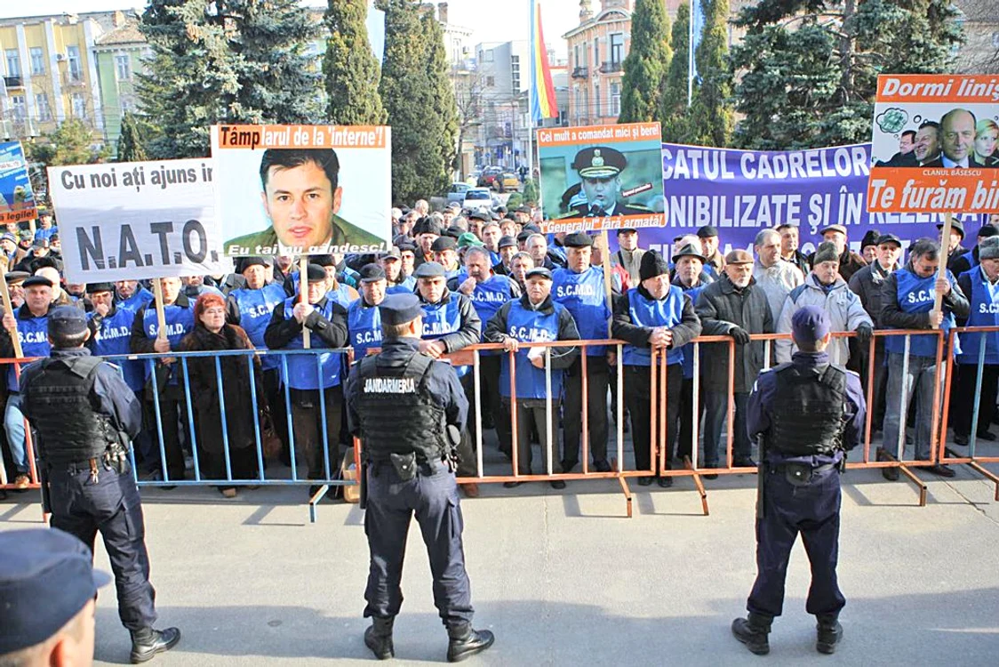Sute de pensionari  au scandat împotriva  Guvernului Boc