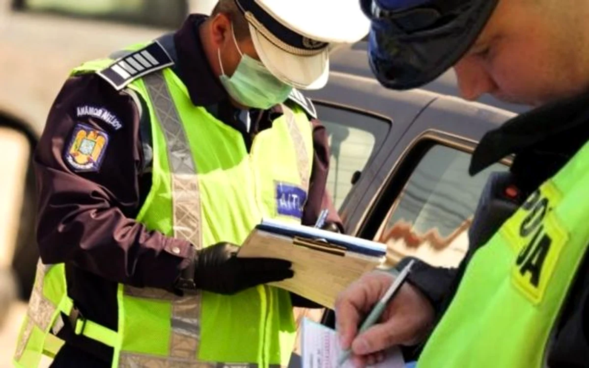 Poliţistul din dreapta poate fi folosit pentru un joc pe Facebook