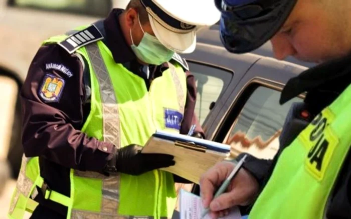 Poliţistul din dreapta poate fi folosit pentru un joc pe Facebook
