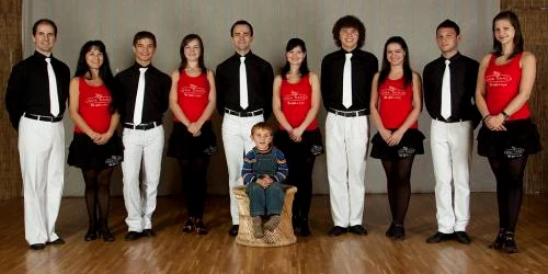 Cei zece dansatori vor dansa timp de o oră pentru Marian Demeter/Foto: Loga Dance School