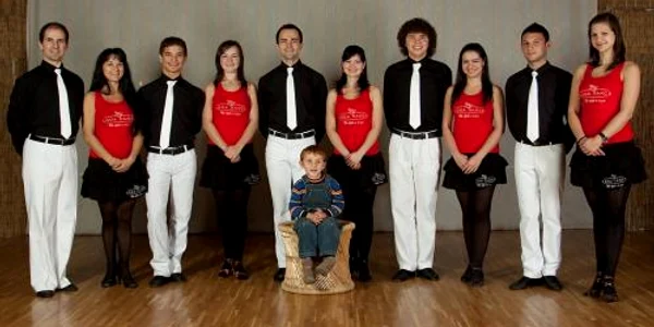 Cei zece dansatori vor dansa timp de o oră pentru Marian Demeter/Foto: Loga Dance School
