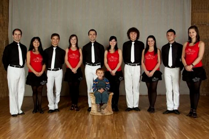 Cei zece dansatori vor dansa timp de o oră pentru Marian Demeter/Foto: Loga Dance School