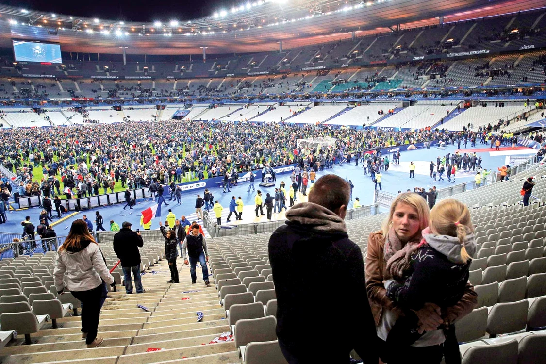 Suporterii invadează gazonul pe Stade de France, după explozii