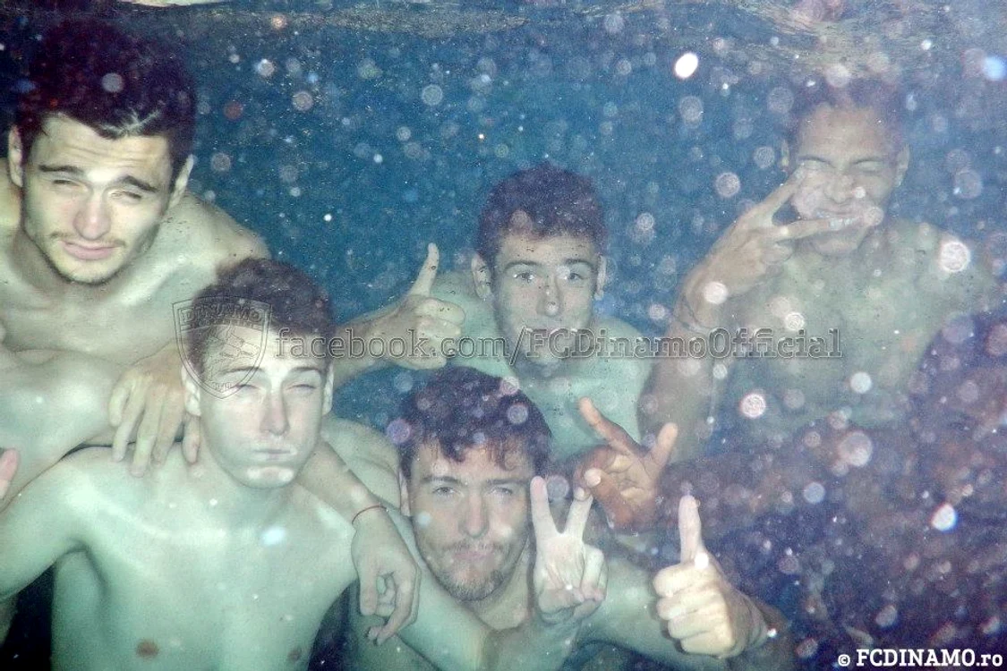 
    Dinamoviştii, distracţie în piscină (foto: facebook.com/FCDinamoOfficial)  