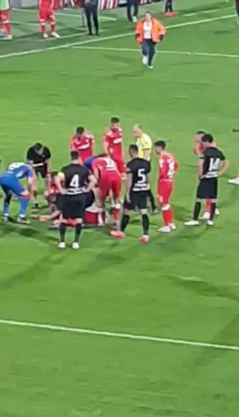 Incident îngrijorător la meciul UTA - FC Hermannstadt. Un jucător de 17 ani, luat cu ambulanța de pe teren VIDEO