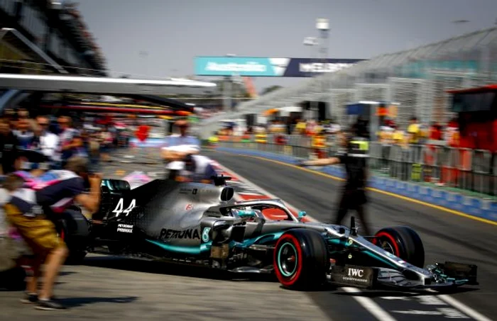 Pilotul britanic de Formula 1 Lewis Hamilton de la Mercedes AMG GP e surprins în timpul unui antrenament înaintea Marelui Premiu de Formula 1 al Australiei pe circuitul Albert Park în Melbourne Australia FOTO EPA-EFE / Diego Azubel