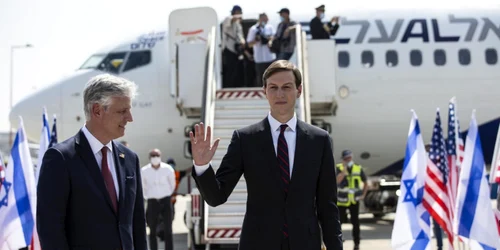 Jared Kushner inainte de a urca la bordul avionului care simbiolizeaza reluarea relatiilor diplomatice între EAU si Israel FOTO EPA-EFE