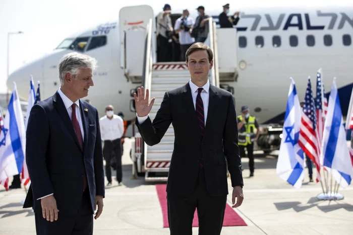 Jared Kushner (în prim-plan) înainte de a urca la bordul avionului care simbolizează normalizarea relaţiilor dintre Israel şi Emiratele Arabe Unite FOTO EPA-EFE