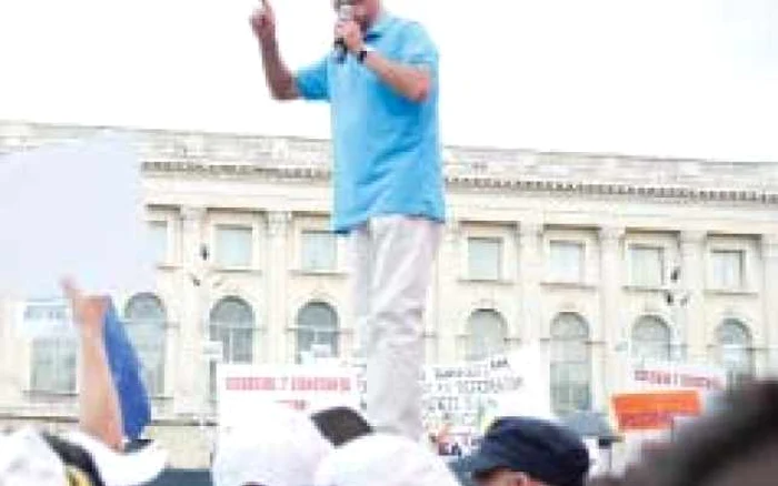 Iulie 2012: În campania electorală, preşedintele suspendat pare să spună: „Vara asta se poartă bleu!“