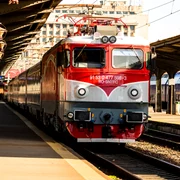 locomotiva electrica rosie CFR calatori gara de nord shutterstock