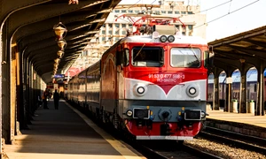 locomotiva electrica rosie CFR calatori gara de nord shutterstock