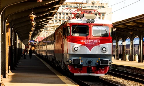 locomotiva electrica rosie CFR calatori gara de nord shutterstock
