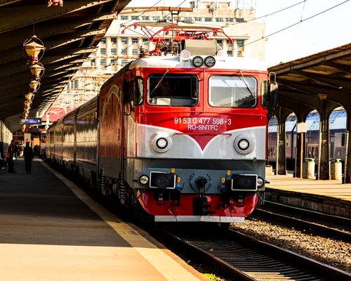 locomotiva electrica rosie CFR calatori gara de nord shutterstock