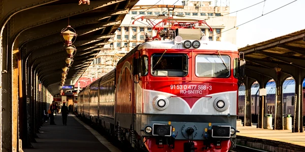 locomotiva electrica rosie CFR calatori gara de nord shutterstock