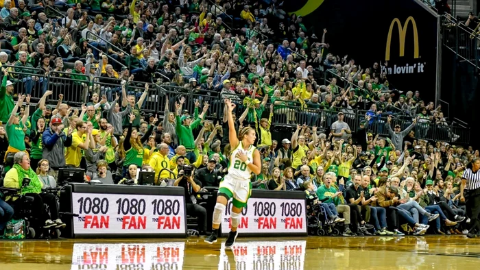 Sabrina Ionescu este considerată de mulţi steaua în devenire a baschetului feminin de peste oceanFoto: TwittweSabrina Ionescu