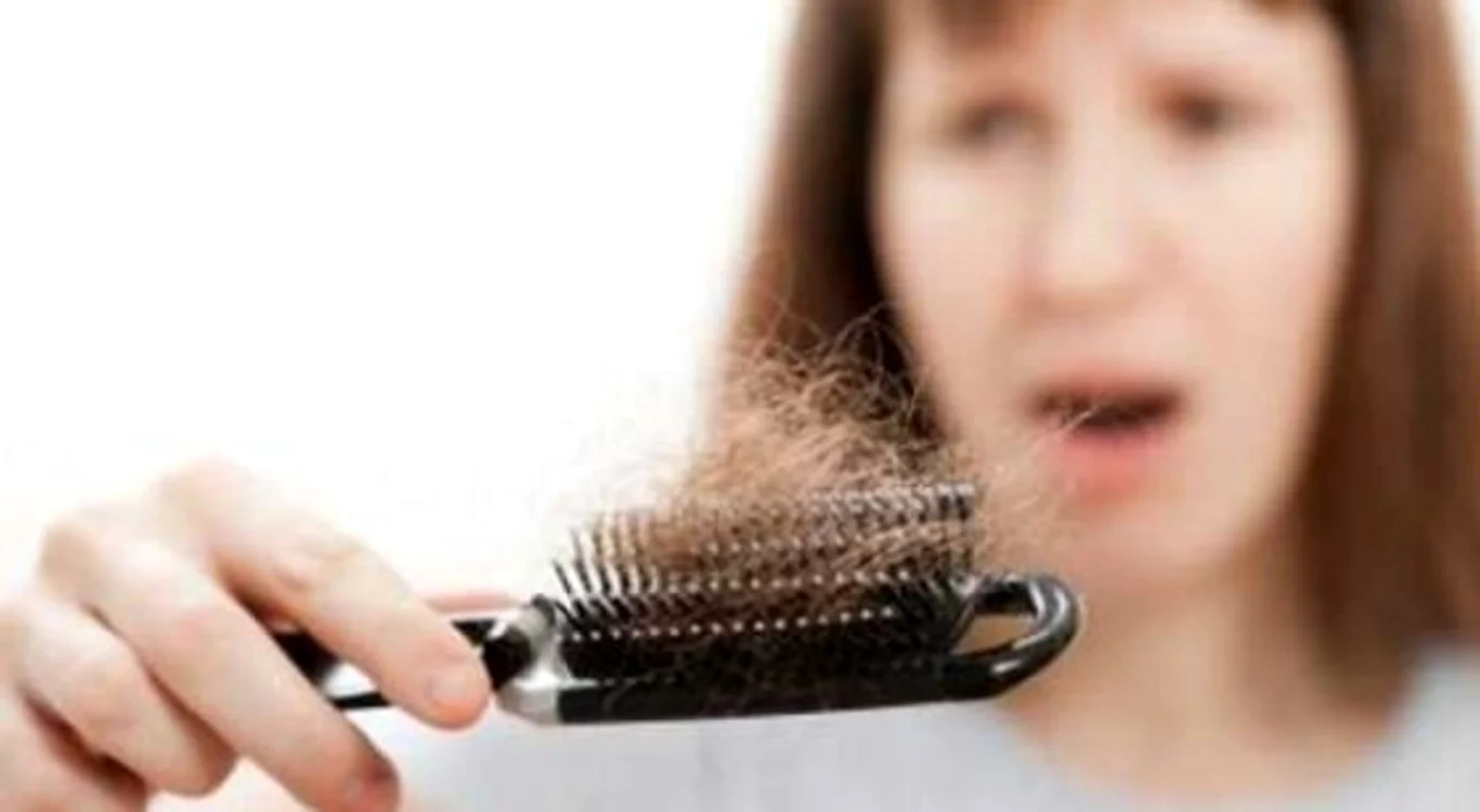 
    80% dintre femei suferă de căderea păruluiFoto Shuttestock  