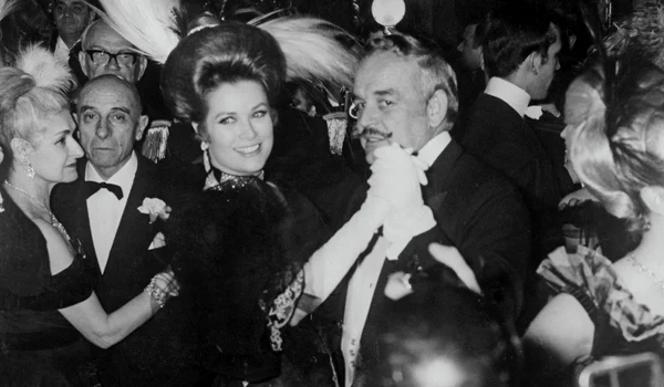 Prințesa Grace (1929   1982) și Prințul Rainier (1923   2005) de Monaco la bal, GettyImages 2194389204 jpg