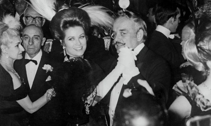 Prințesa Grace (1929   1982) și Prințul Rainier (1923   2005) de Monaco la bal, GettyImages 2194389204 jpg