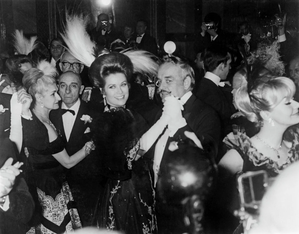 Prințesa Grace (1929   1982) și Prințul Rainier (1923   2005) de Monaco la bal, GettyImages 2194389204 jpg