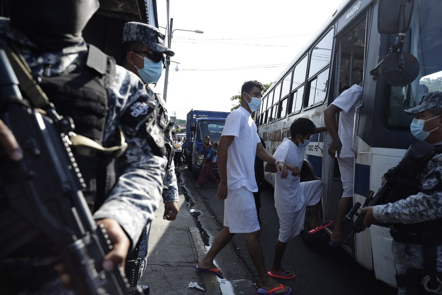 Trump vrea să-i trimită pe membrii bandelor venezuelene în închisorile din El Salvador