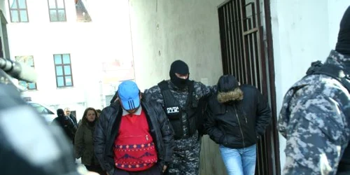 Peste 100 de persoane sunt audiate de procurorii DIICOT Hunedoara