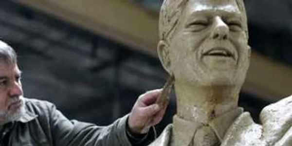 Statuia ridicată în cinstea lui Bill Clinton la Kosovo înfurie sârbii