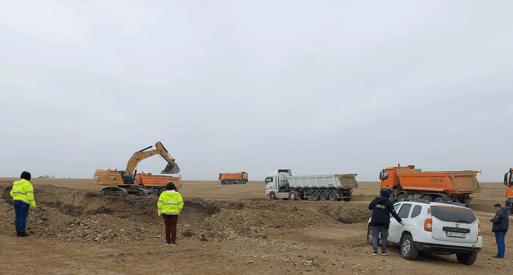 Pământ și bolovăniș excavat ilegal pentru Autostrada A7. Proprietarul terenului, amendat drastic FOTO