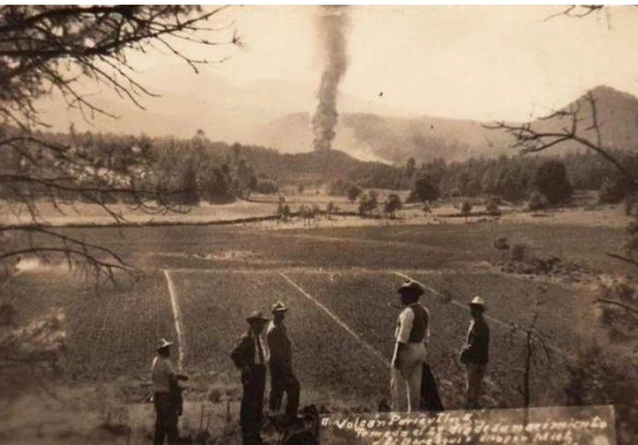 Erupția Vulcanului Paricutin, surprinsă pe o vedere. FOTO Wikimedia