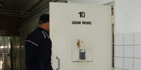 Elevii vor fi închişi în celulele de detenţie