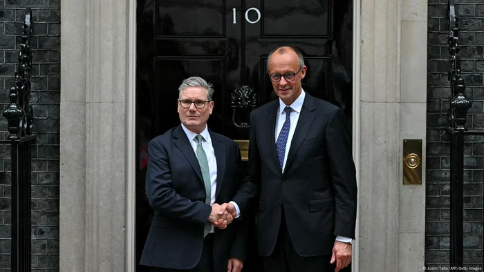 Premierul Keir Starmer şi cancelarul german, Friedrich Merz dupa semnarea tratatul de colaborare