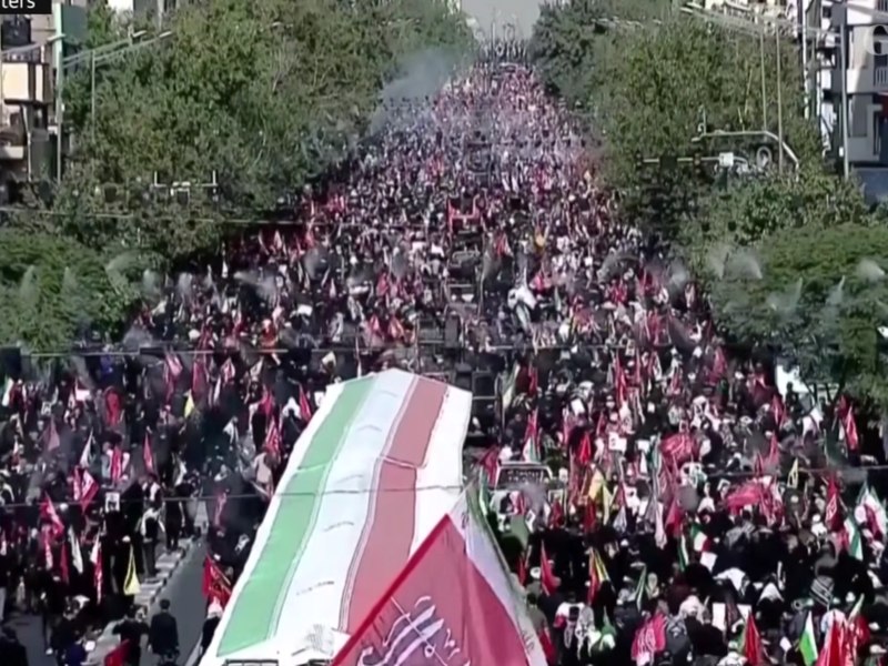A început procesiunea funerară a lui Khamenei: Milioane de participanți. Se ard steaguri ale SUA și Marii Britanii