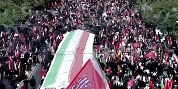procesiunea funerala a lui ali khamenei foto captura video the guardian png
