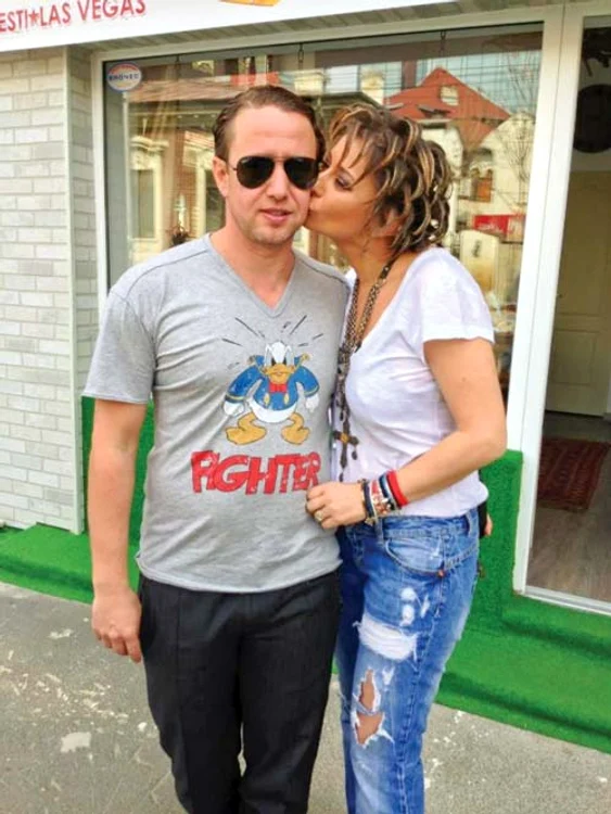 Ea locuiește în America,  soțul în România, așa că  cei doi se văd acum doar  o dată pe lună