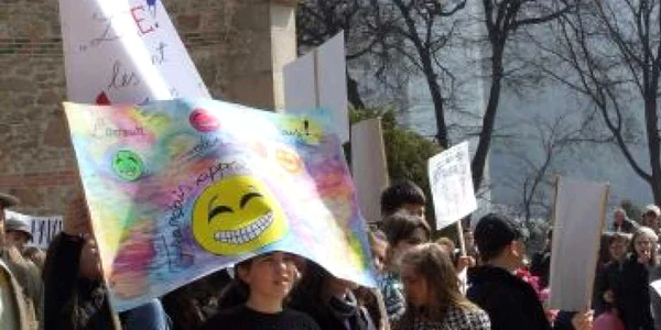 Piatra Neamţ: Cele câteva sute de elevi care au ieşit astăzi în Piaţa Turnului au militat pentru pace