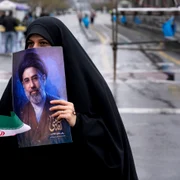 O femeie ține un poster cu liderul suprem Mojtaba Khamenei FOTO Profimedia 